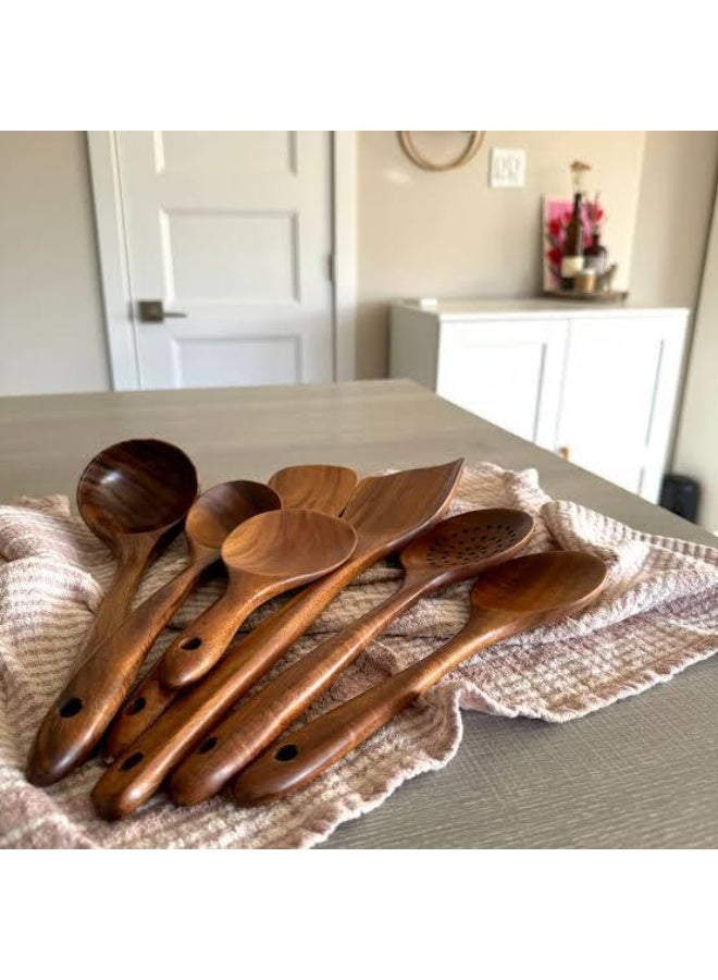 7-in-1 Natural Wood Serving Set - Safe for Teflon and Ceramic Cookware (Scratch-Resistant) Durable and durable for everyday use. Easy to clean and use. Elegant design adds a touch of sophistication to your kitchen. The set includes a flat stirring spoon, a soup spoon, a straining spoon, a serving/salad spoon, wooden serving spoons, and a wooden utensil holder. - Image 2